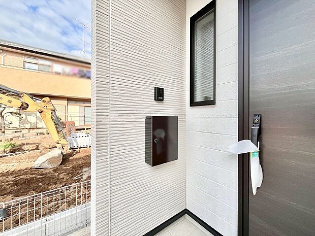 【その他現地】シンプルデザインのポスト。　