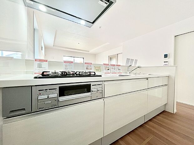 【ダイニングキッチン】料理をしながらでもご家族との会話を楽しめる対面キッチン