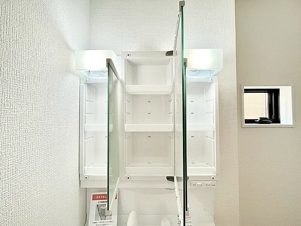 【その他設備(三面鏡裏収納)】三面鏡の裏に、化粧品や衛生用品などを収納可能。洗面台をすっきりと保ちます！
