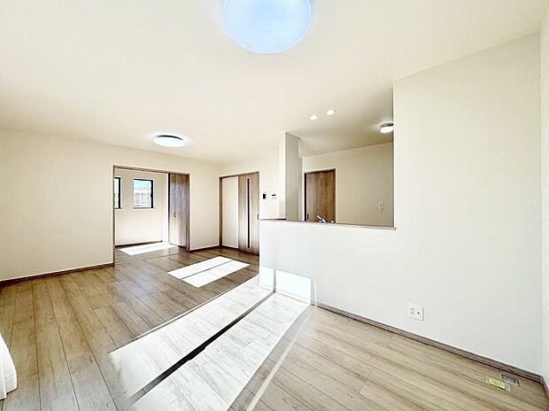 【ダイニング】明るい陽光が注ぎ、寛ぎの雰囲気に満たされるダイニング。