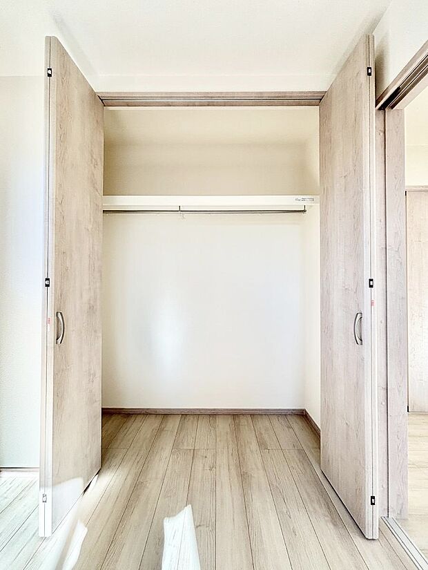 【その他設備(クローゼット)】豊富な収納で生活スペースがすっきりします。