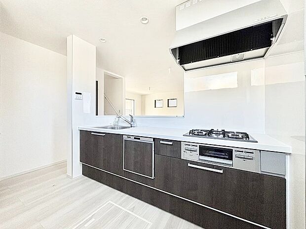 【ダイニングキッチン】料理をしながらでもご家族との会話を楽しめる対面キッチン