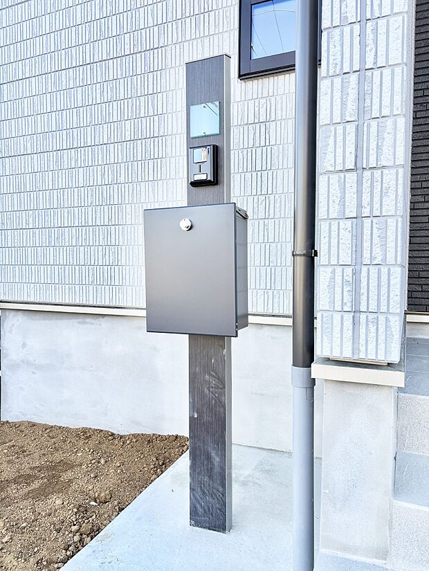 【その他現地】シンプルデザインのポスト。