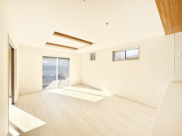 【リビングダイニング】明るい陽光が注ぎ、寛ぎの雰囲気に満たされるリビング・ダイニング。