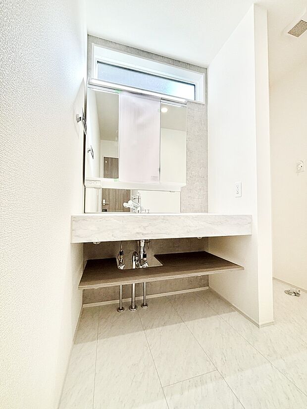 【洗面台・洗面所】スタイリングに便利な三面鏡、ミラーキャビネットで細かい物スッキリ