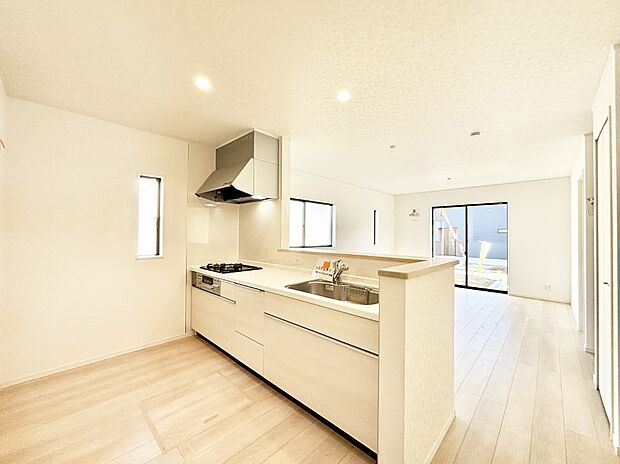 【ダイニングキッチン】リビングで遊ぶお子様を見守りながらお料理ができる対面キッチン。  