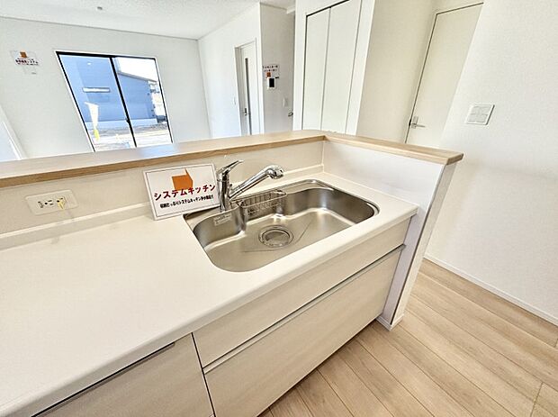 【その他設備(シンク)】広々としたシンクでお料理やお皿洗いもラクラク快適に！