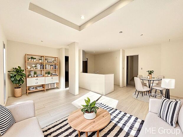 【リビング】家族の和やかな会話が聞こえてきそう。開放感のあるリビングです。※家具はCGです  