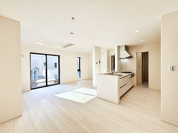 【ダイニング】日当たりの良いリビング。お気に入りのグリーンを飾れば更に心地よさがアップ！