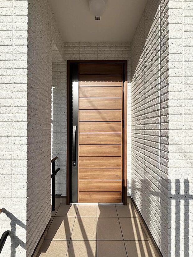 【玄関】玄関前は雨が降っても濡れにくい屋根付き