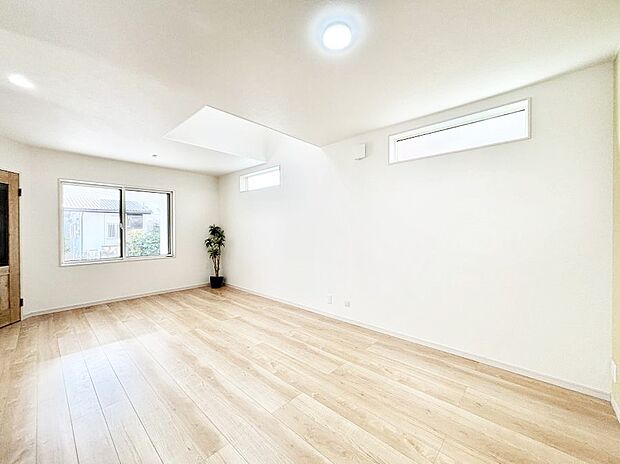 【ダイニング】上部が吹抜けになっているので開放感があります。