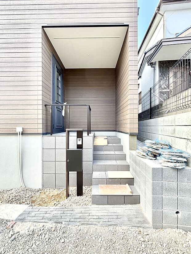 【玄関】大切な家族、来客を出迎える玄関。