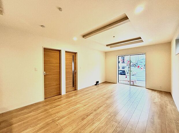 【リビングダイニング】大きな窓からたっぷりの陽光と風を感じられるリビング