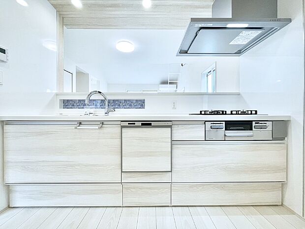 【キッチン】リビングを見渡せる人気のカウンターキッチン。 家族を見守りながら家事をすることができます。