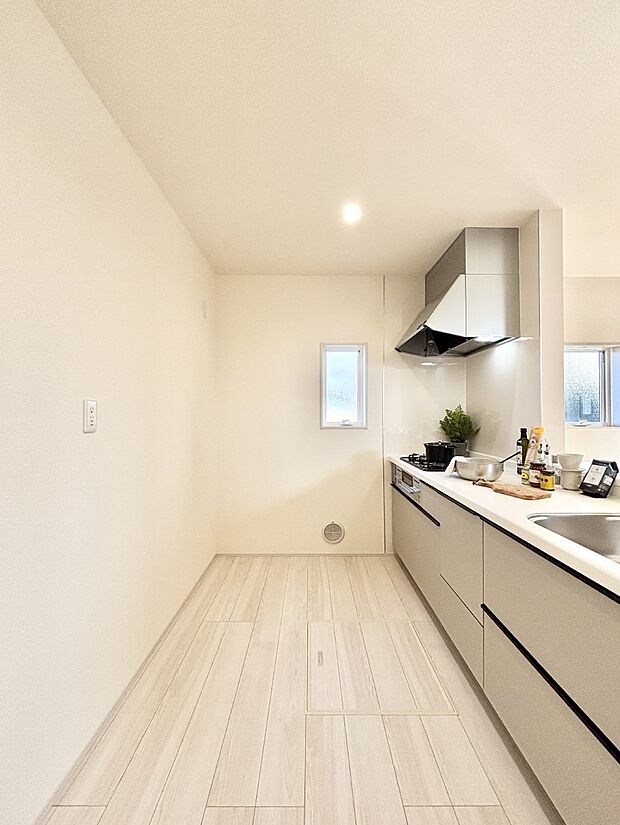 【ダイニングキッチン】爽やかな風が通り抜けるキッチン。窓があるので明るく換気にも役立ちます。