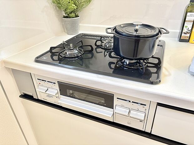 【その他設備(Ｓｉセンサーコンロ)】ガスコンロはＳｉセンサー搭載。火力調節や焦げ付き・消し忘れも防いでくれます。