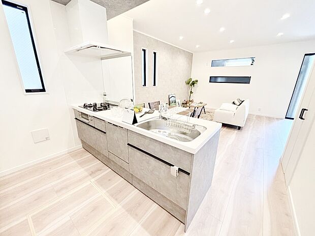 【ダイニングキッチン】ご家族の会話弾む対面キッチン。お料理中のパパママもご家族と過ごす時間が増えそう！