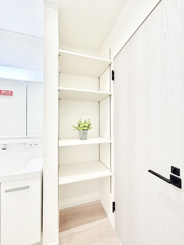 【その他設備(リネン棚)】洗面室にはタオルや洗剤などのストック置き場に便利なリネン棚付きです！