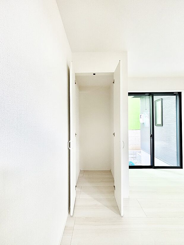 【その他設備(リビング収納)】リビング収納。ここに収納があると物が集まるLDKがスッキリ片付きそうですね。