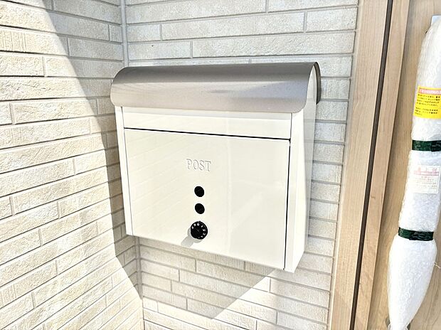 【その他現地】シンプルデザインのポスト。