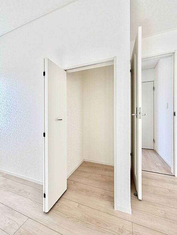 【その他設備(リビング収納)】リビング収納。ここに収納があると物が集まるLDKがスッキリ片付きそうですね。  