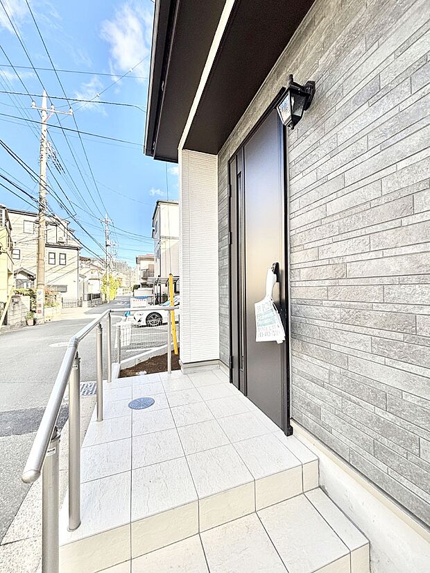 【玄関】大切な家族、来客を出迎える玄関。