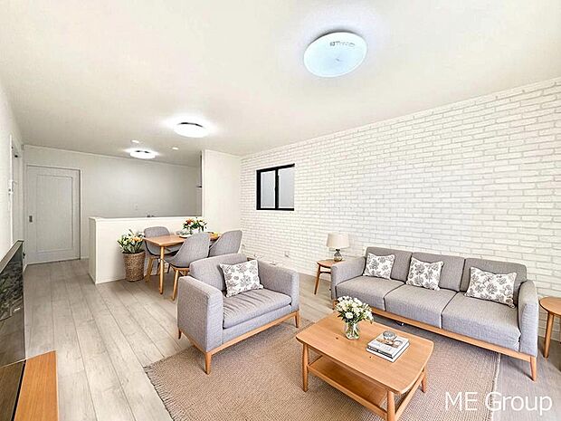 【リビング】ご家族の賑やかな話し声で包まれる明るいリビング  ※家具はCGです