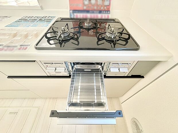 【その他設備(三ツ口コンロ)】三口ガスコンロでお料理が一気にはかどりそう。  