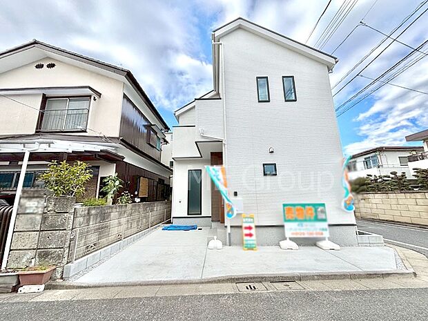 【現地外観写真】洗練された外観、上質な住空間が広がる室内は永く安心して過ごせる住居です。 