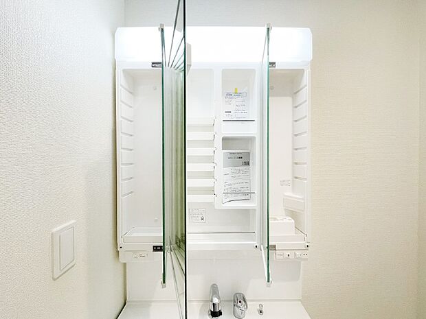 【その他設備(三面鏡裏収納)】三面鏡の裏に、化粧品や衛生用品などを収納可能。洗面台をすっきりと保ちます！