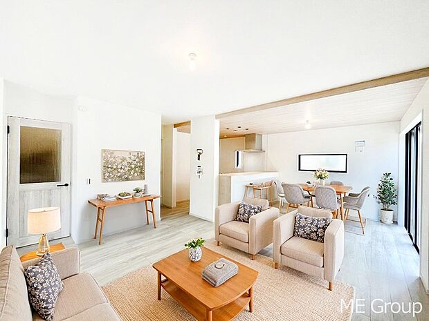 【リビング】家族の和やかな会話が聞こえてきそう。開放感のあるリビングです。※家具はCGです  