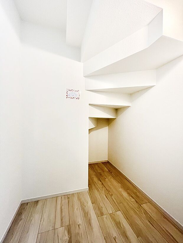 【その他設備(リネン庫)】便利なリネン庫で、スッキリした使いやすい洗面室に