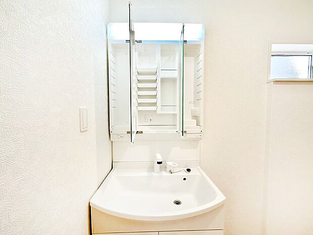【その他設備(三面鏡裏収納)】三面鏡の裏に、化粧品や衛生用品などを収納可能。洗面台をすっきりと保ちます！