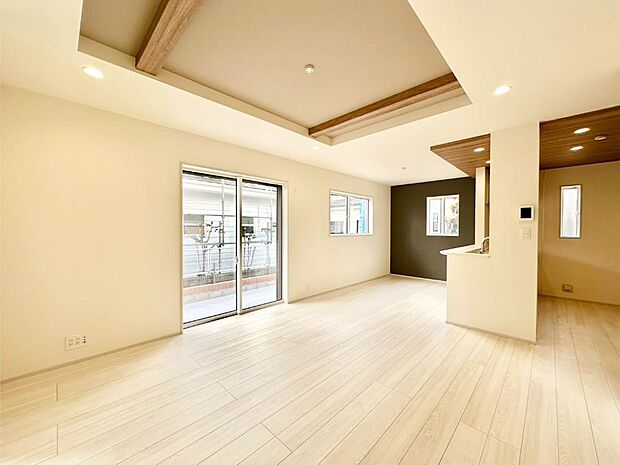 【リビングダイニング】明るい陽光が注ぎ、寛ぎの雰囲気に満たされるリビング・ダイニング。 　