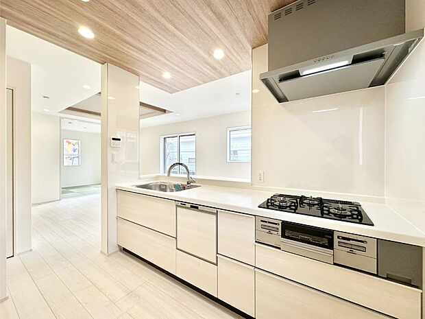 【ダイニングキッチン】料理をしながらでもご家族との会話を楽しめる対面キッチン　