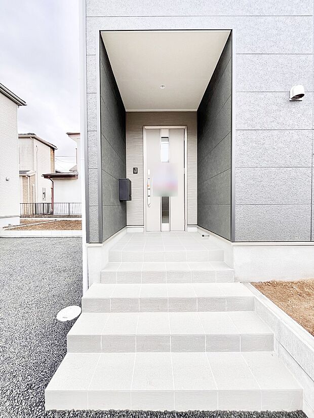 【玄関】玄関前は雨が降っても濡れにくい屋根付き