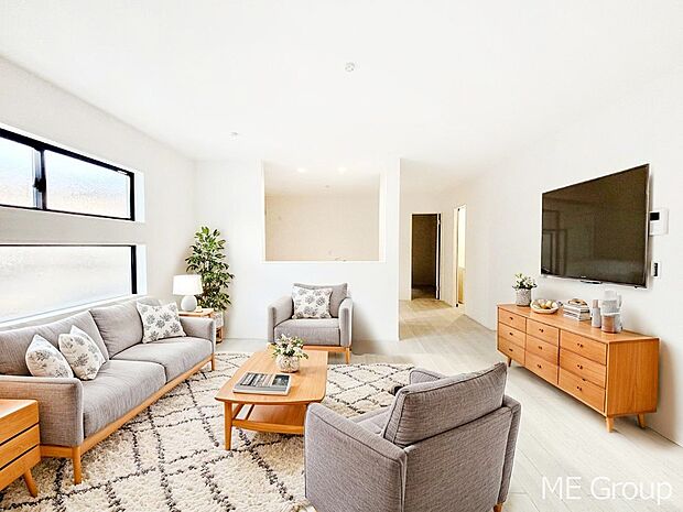 【リビング】家族の和やかな会話が聞こえてきそう。開放感のあるリビングです。※家具はCGです  