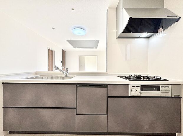 【ダイニングキッチン】料理をしながらでもご家族との会話を楽しめる対面キッチン