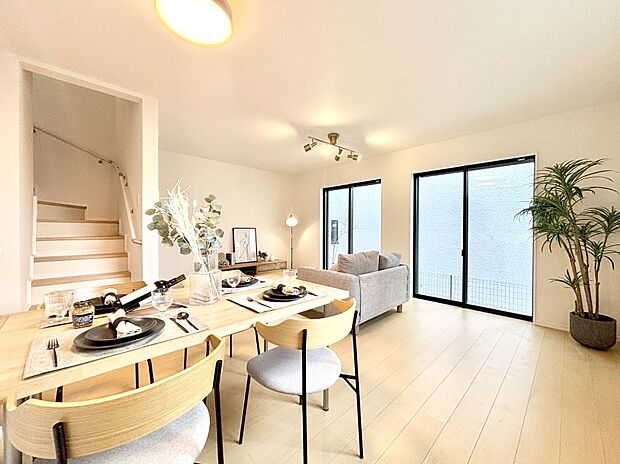 【リビングダイニング】明るい陽光が注ぎ、寛ぎの雰囲気に満たされるリビング・ダイニング。