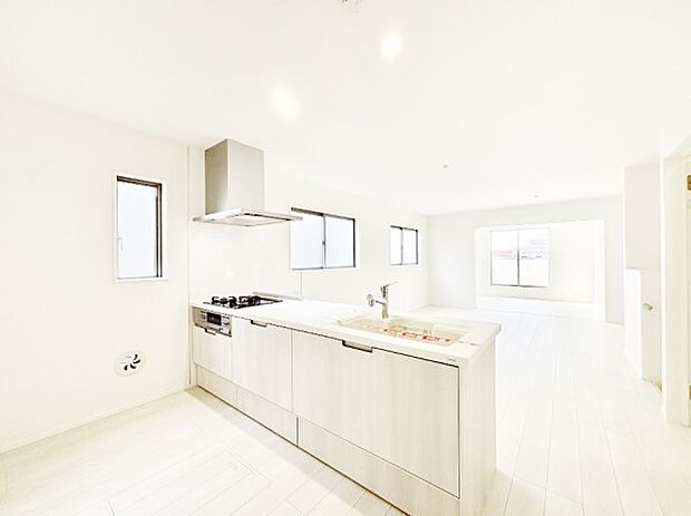 【ダイニングキッチン】ご家族の会話弾む対面キッチン。お料理中のパパママもご家族と過ごす時間が増えそう！