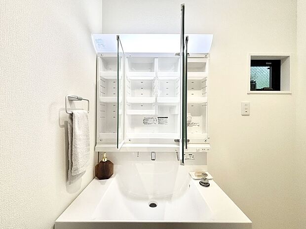 【その他設備(三面鏡裏収納)】三面鏡の裏に、化粧品や衛生用品などを収納可能。洗面台をすっきりと保ちます！