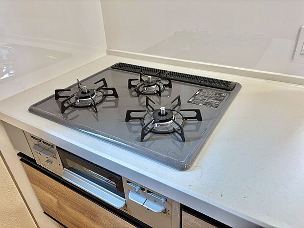 【その他設備(Siセンサーコンロ)】ガスコンロはSiセンサー搭載。火力調節や焦げ付き・消し忘れも防いでくれます。