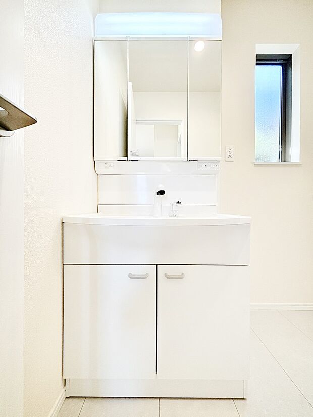 【洗面台・洗面所】スタイリングに便利な三面鏡、ミラーキャビネットで細かい物スッキリ