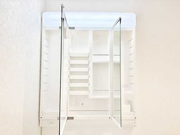 【その他設備(三面鏡裏収納)】三面鏡の裏に、化粧品や衛生用品などを収納可能。洗面台をすっきりと保ちます!