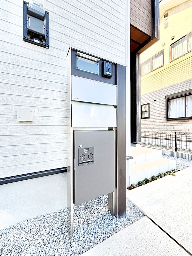 【その他現地】表札・インターホン・ポスト・宅配BOXが一体型となったシンプルデザインの門柱