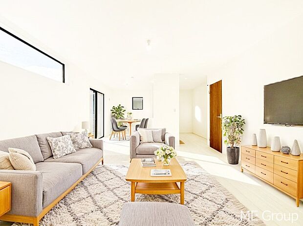 【リビング】ご家族の賑やかな話し声で包まれる明るいリビング ※家具はCGです