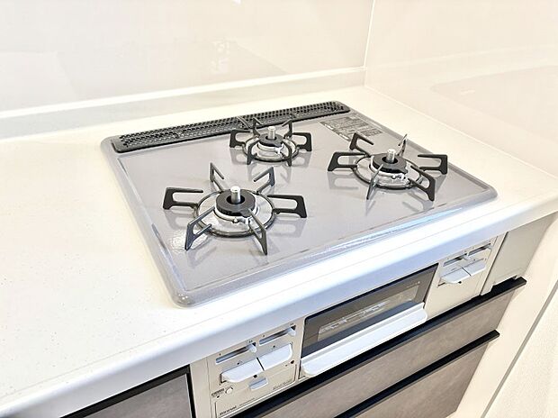 【その他設備(Siセンサーコンロ)】ガスコンロはSiセンサー搭載。火力調節や焦げ付き・消し忘れも防いでくれます。