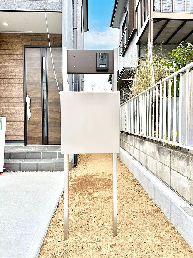 【その他現地】シンプルデザインのポスト。
