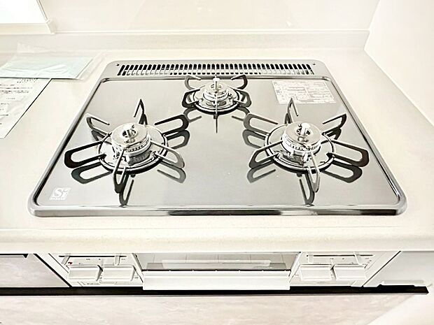 【その他設備(Siセンサーコンロ)】ガスコンロはSiセンサー搭載。火力調節や焦げ付き・消し忘れも防いでくれます。