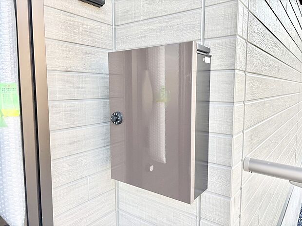 【その他現地】シンプルデザインのポスト。